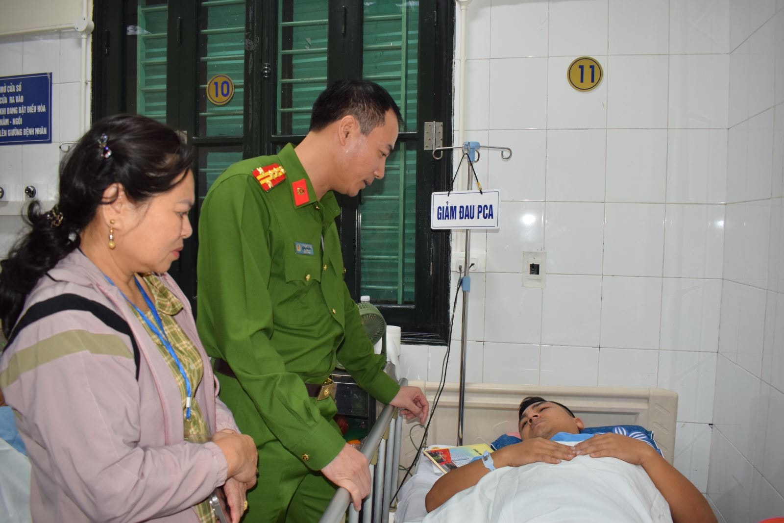 Không chấp hành đo nồng độ cồn, thanh niên tông Đại úy CSGT đa chấn thương- Ảnh 1. Không chấp hành đo nồng độ cồn, thanh niên tông Đại úy CSGT đa chấn thương- Ảnh 1.