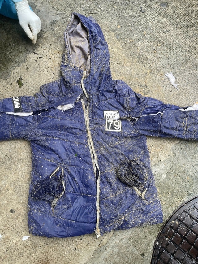 Truy tìm tung tích thi thể nữ giới, mặc áo khoác trôi dạt vào bờ biển- Ảnh 2. Truy tìm tung tích thi thể nữ giới, mặc áo khoác trôi dạt vào bờ biển- Ảnh 2.