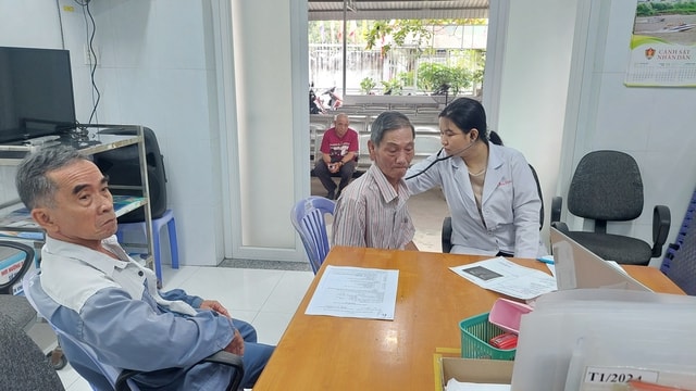 Y tế cơ sở TPHCM: Đưa dịch vụ BHYT đến gần người cao tuổi- Ảnh 3. Y tế cơ sở TPHCM: Đưa dịch vụ BHYT đến gần người cao tuổi- Ảnh 3.