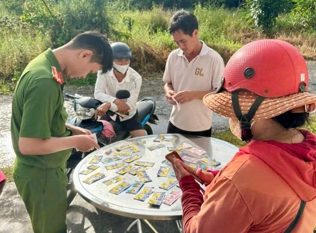 Người phụ nữ bán vé số thoát nạn khi bị nước lũ cuốn trôi cùng xe máy- Ảnh 1. Người phụ nữ bán vé số thoát nạn khi bị nước lũ cuốn trôi cùng xe máy- Ảnh 1.