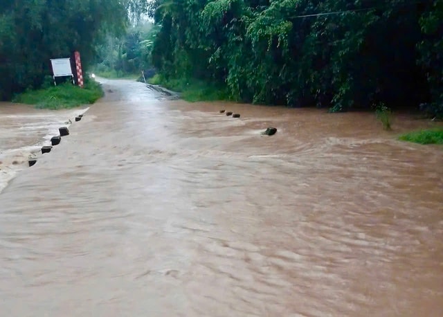 Mưa to, nhiều nơi tại Quảng Trị ngập lụt, học sinh phải nghỉ học- Ảnh 1. Mưa to, nhiều nơi tại Quảng Trị ngập lụt, học sinh phải nghỉ học- Ảnh 1.