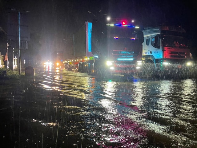 Quốc lộ 1A bị ngập, lượng lớn xe ùn ứ- Ảnh 4.