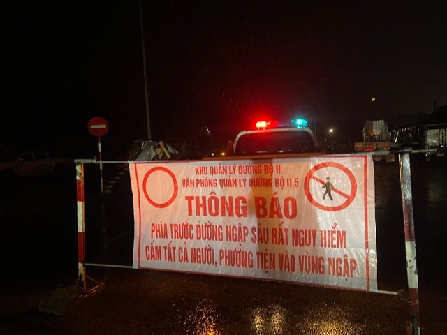 Quốc lộ 1A bị ngập, lượng lớn xe ùn ứ- Ảnh 1.