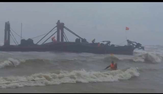 Ứng cứu thuyền viên trên tàu hàng trôi dạt, mắc kẹt tại Quảng Trị- Ảnh 1. Ứng cứu thuyền viên trên tàu hàng trôi dạt, mắc kẹt tại Quảng Trị- Ảnh 1.