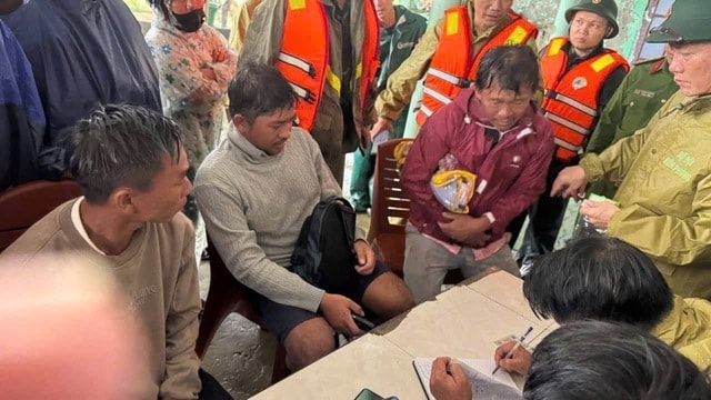 Ứng cứu thuyền viên trên tàu hàng trôi dạt, mắc kẹt tại Quảng Trị- Ảnh 2. Ứng cứu thuyền viên trên tàu hàng trôi dạt, mắc kẹt tại Quảng Trị- Ảnh 2.