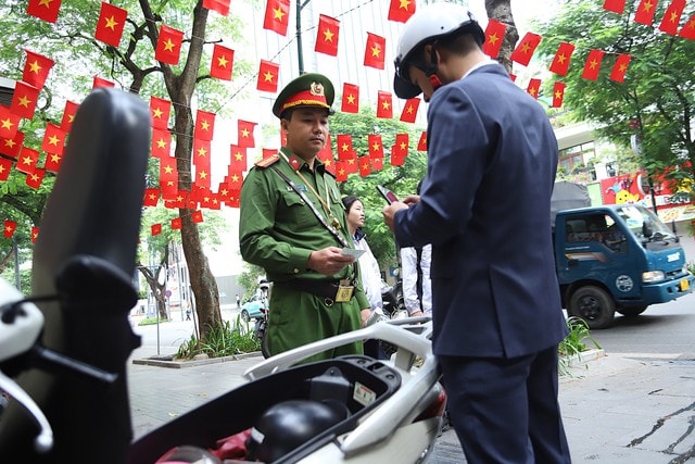 Có mũ mà không đội cho con, phụ huynh vừa mất tiền vừa mất việc- Ảnh 4. Có mũ mà không đội cho con, phụ huynh vừa mất tiền vừa mất việc- Ảnh 4.