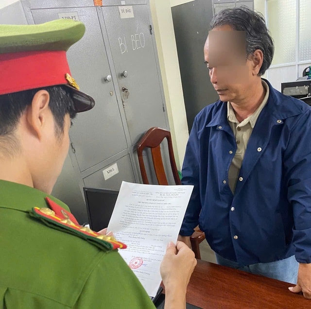 Tạm giữ người đàn ông tấn công tài xế sau va chạm giao thông ở Nha Trang- Ảnh 1. Tạm giữ người đàn ông tấn công tài xế sau va chạm giao thông ở Nha Trang- Ảnh 1.