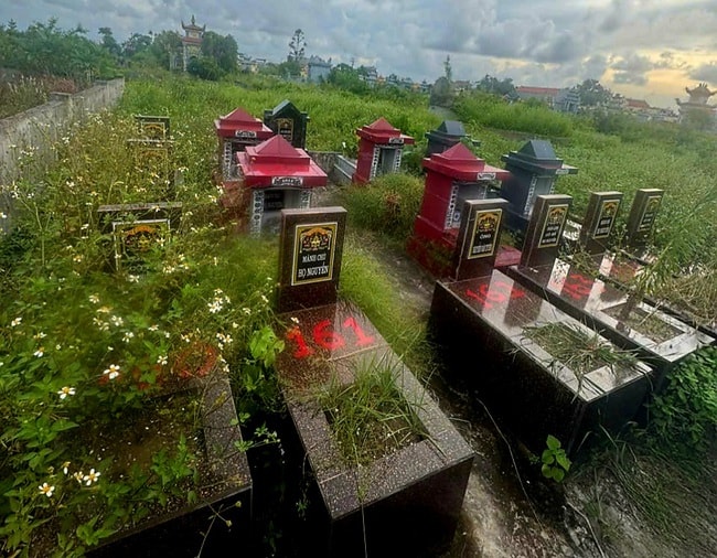 Giải phóng mặt bằng dự án đường sắt Lào Cai - Hà Nội - Hải Phòng phát hiện hàng trăm ngôi mộ giả- Ảnh 1. Giải phóng mặt bằng dự án đường sắt Lào Cai - Hà Nội - Hải Phòng phát hiện hàng trăm ngôi mộ giả- Ảnh 1.