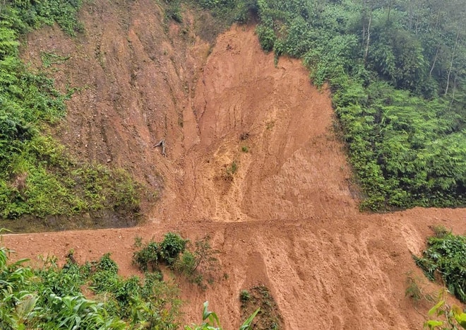 Đà Nẵng mưa xối xả gây sạt lở, nhà dân ngập sâu, nhiều tuyến đường tê liệt- Ảnh 10.