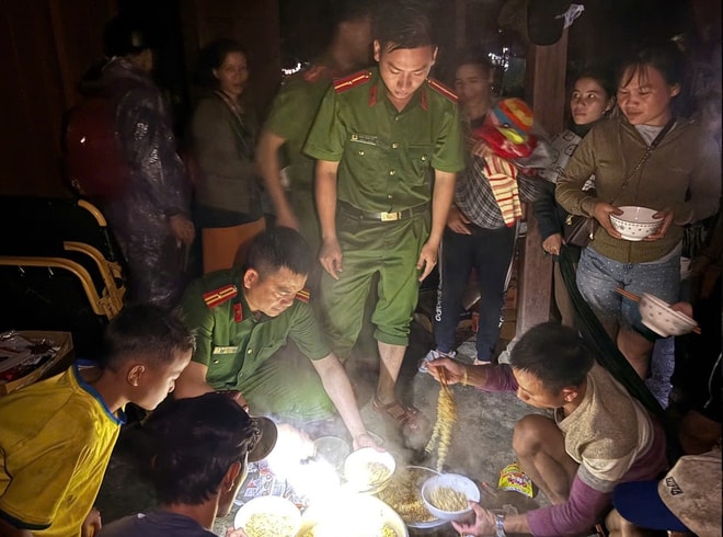 Đà Nẵng mưa xối xả gây sạt lở, nhà dân ngập sâu, nhiều tuyến đường tê liệt- Ảnh 5.