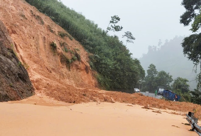 Đà Nẵng mưa xối xả gây sạt lở, nhà dân ngập sâu, nhiều tuyến đường tê liệt- Ảnh 9.