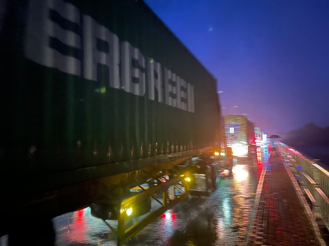 Quốc lộ 1A bị ngập, lượng lớn xe ùn ứ- Ảnh 2.