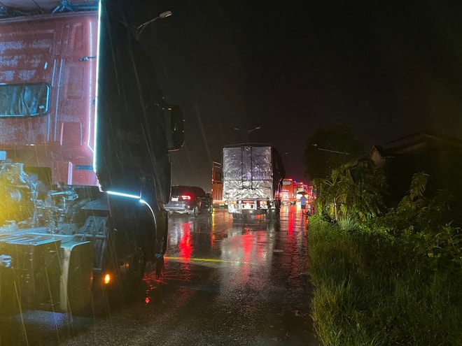 Quốc lộ 1A bị ngập, lượng lớn xe ùn ứ- Ảnh 3.