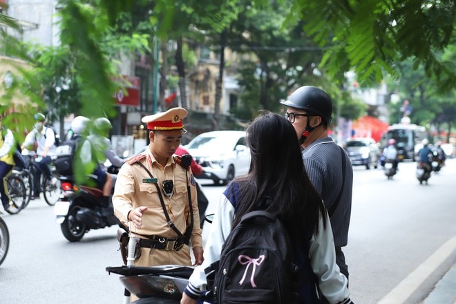Có mũ mà không đội cho con, phụ huynh vừa mất tiền vừa mất việc- Ảnh 2. Có mũ mà không đội cho con, phụ huynh vừa mất tiền vừa mất việc- Ảnh 2.