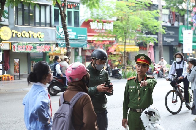 Có mũ mà không đội cho con, phụ huynh vừa mất tiền vừa mất việc- Ảnh 3. Có mũ mà không đội cho con, phụ huynh vừa mất tiền vừa mất việc- Ảnh 3.