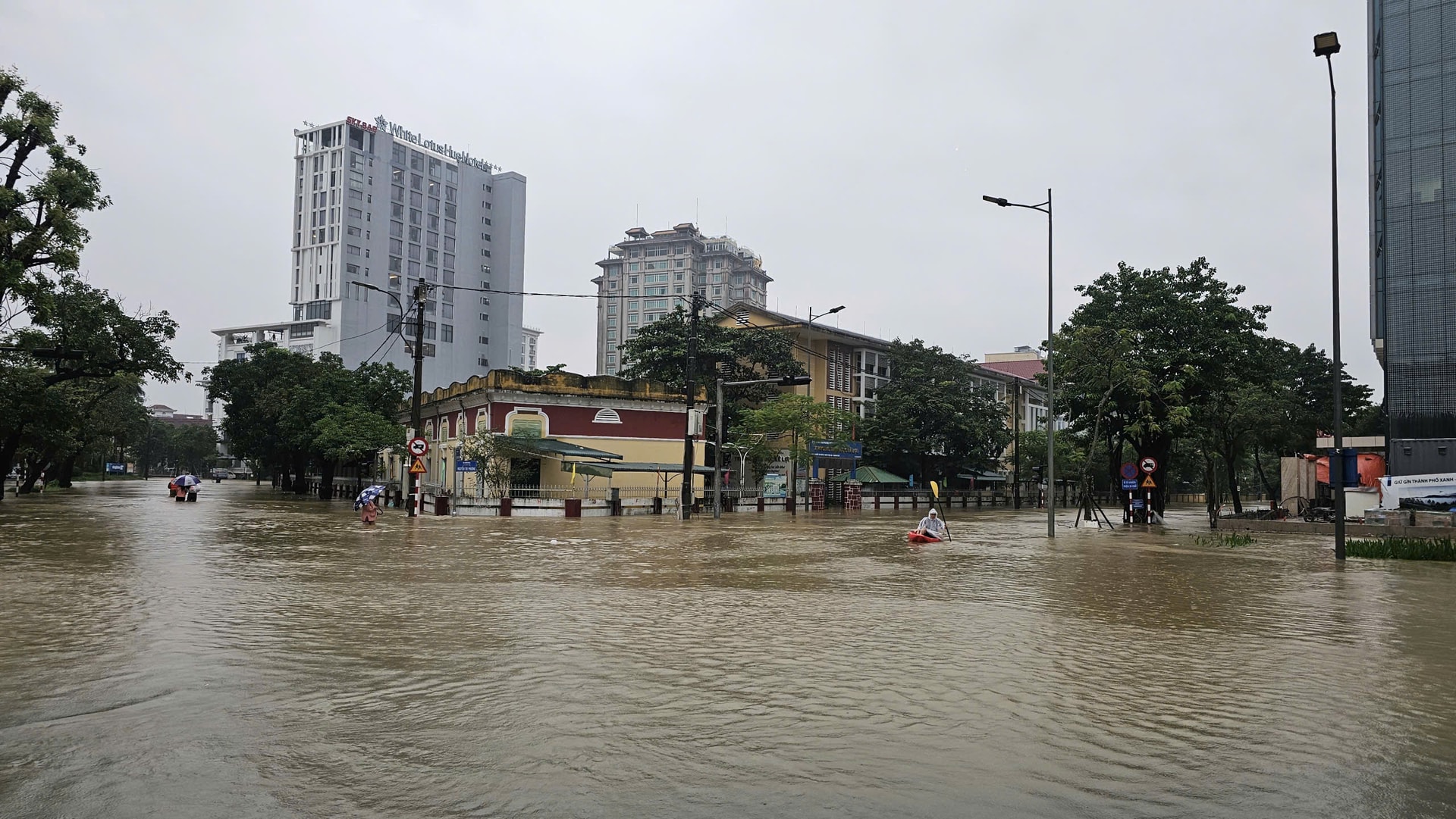 Người dân Huế trắng đêm chạy lũ- Ảnh 2. Người dân Huế trắng đêm chạy lũ- Ảnh 2.