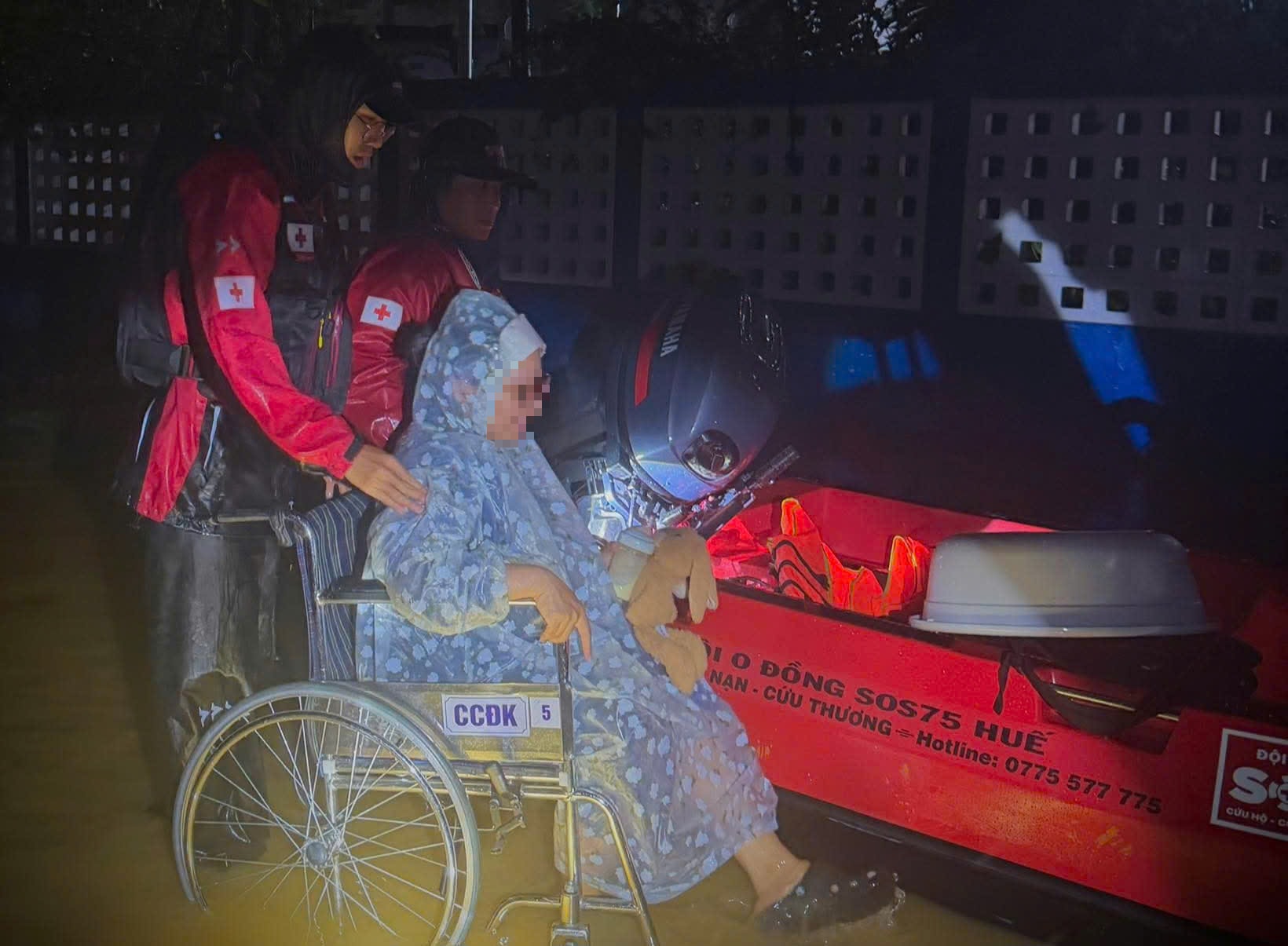Người dân Huế trắng đêm chạy lũ- Ảnh 9. Người dân Huế trắng đêm chạy lũ- Ảnh 9.