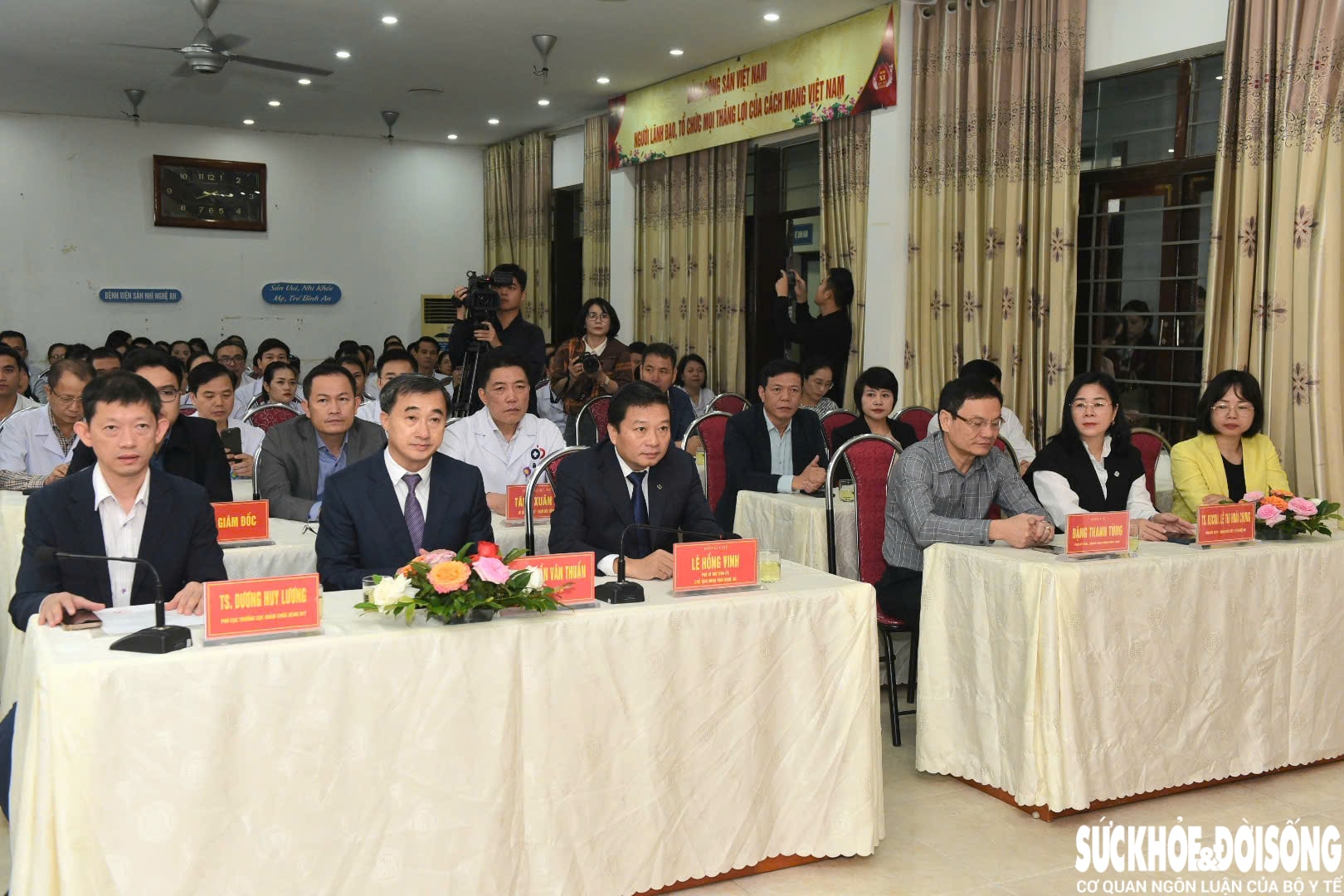 Bộ Y tế và UBND tỉnh Nghệ An trao Bằng khen cho 1 tập thể, 8 cá nhân dũng cảm bảo vệ bệnh nhân tại Bệnh viện Sản Nhi Nghệ An- Ảnh 1. Bộ Y tế và UBND tỉnh Nghệ An trao Bằng khen cho 1 tập thể, 8 cá nhân dũng cảm bảo vệ bệnh nhân tại Bệnh viện Sản Nhi Nghệ An- Ảnh 1.