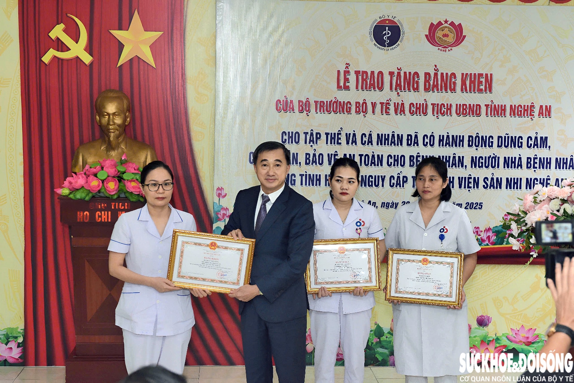 Tại buổi lễ, Giáo sư, Tiến sĩ Trần Văn Thuấn đã trao tặng bằng khen của Bộ trưởng Bộ Y tế cho 01 tập thể và 04 cá nhân thuộc Bệnh viện Sản Nhi Nghệ An vì đã có hành động dũng cảm, mưu trí, không quản nguy hiểm để bảo vệ tính mạng, sức khỏe của người bệnh và người nhà bệnh nhân, bao gồm: Tập thể Khoa Sơ sinh; điều dưỡng Nguyễn Thùy Trang; điều dưỡng Nguyễn Thị Thu Hoài; điều dưỡng Trần Thị Hồng; điều dưỡng Nguyễn Thị Hồng. Tại buổi lễ, Giáo sư, Tiến sĩ Trần Văn Thuấn đã trao tặng bằng khen của Bộ trưởng Bộ Y tế cho 01 tập thể và 04 cá nhân thuộc Bệnh viện Sản Nhi Nghệ An vì đã có hành động dũng cảm, mưu trí, không quản nguy hiểm để bảo vệ tính mạng, sức khỏe của người bệnh và người nhà bệnh nhân, bao gồm: Tập thể Khoa Sơ sinh; điều dưỡng Nguyễn Thùy Trang; điều dưỡng Nguyễn Thị Thu Hoài; điều dưỡng Trần Thị Hồng; điều dưỡng Nguyễn Thị Hồng.