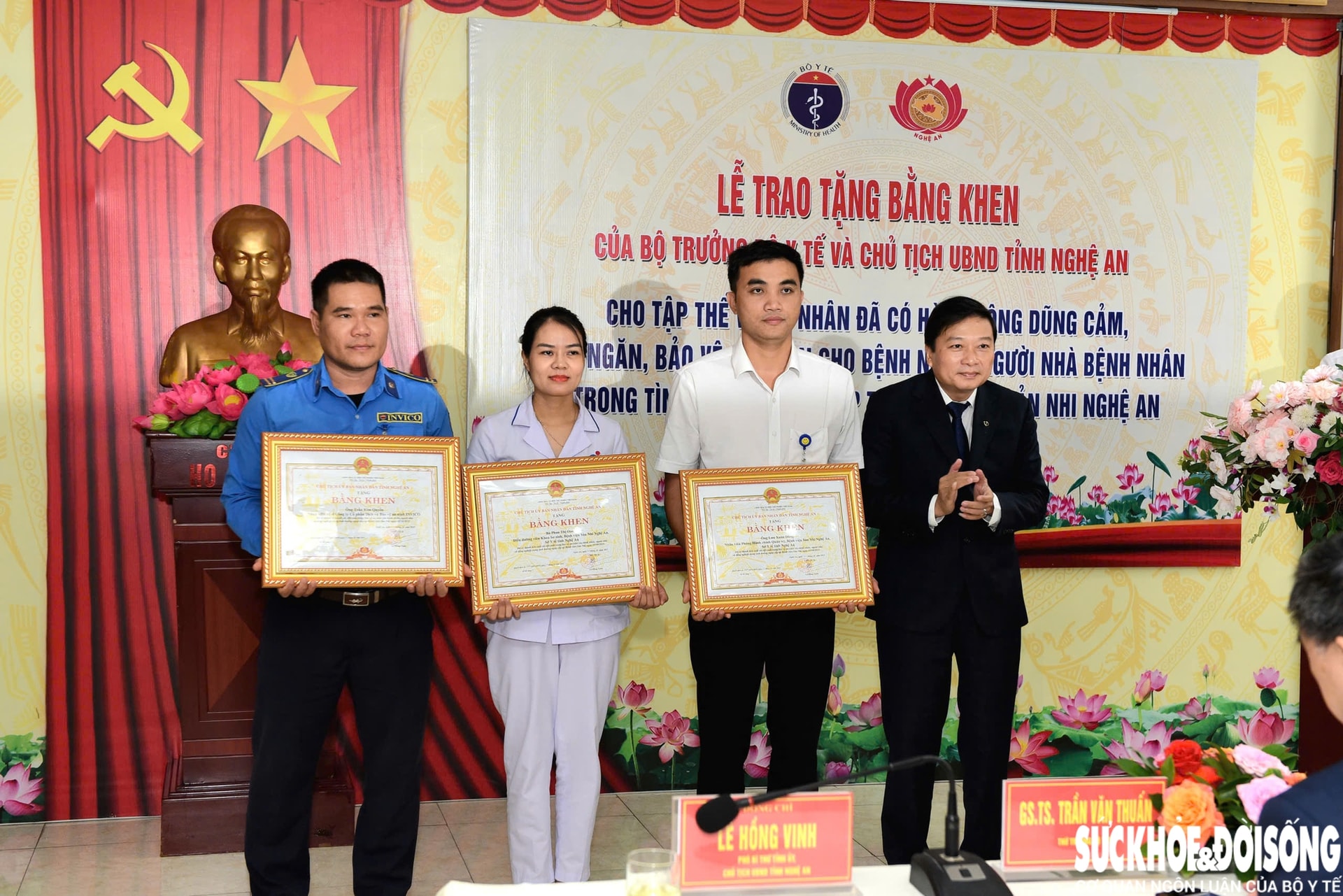 Chủ tịch Ủy ban nhân dân tỉnh Nghệ An Lê Hồng Vinh trao tặng Bằng khen cho 3 cá nhân: Điều dưỡng Phan Thị Oanh; ông Lưu Xuân Dũng và ông Trần Kim Quyền. Chủ tịch Ủy ban nhân dân tỉnh Nghệ An Lê Hồng Vinh trao tặng Bằng khen cho 3 cá nhân: Điều dưỡng Phan Thị Oanh; ông Lưu Xuân Dũng và ông Trần Kim Quyền.