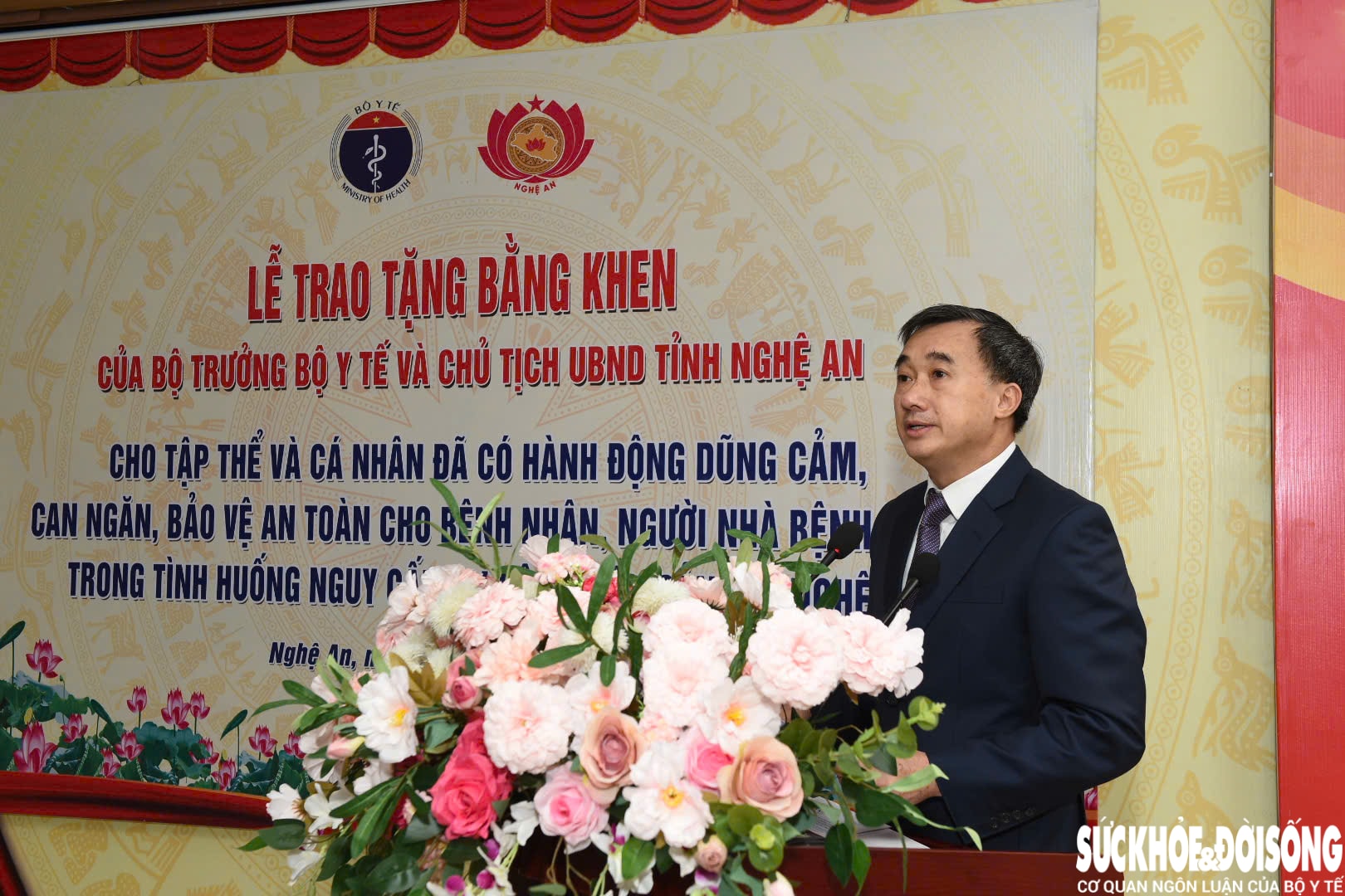 GS.TS Trần Văn Thuấn - Thứ trưởng Bộ Y tế biểu dương hành động dũng cảm của các cán bộ, nhân viên y tế. GS.TS Trần Văn Thuấn - Thứ trưởng Bộ Y tế biểu dương hành động dũng cảm của các cán bộ, nhân viên y tế.