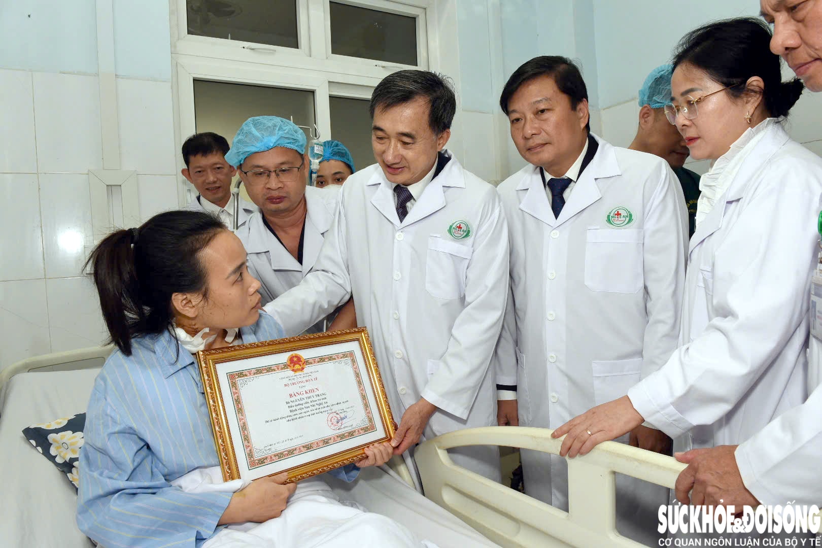 Thứ trưởng Bộ Y tế trao Bằng khen của Bộ trưởng Bộ Y tế cho điều dưỡng Nguyễn Thùy Trang. Thứ trưởng Bộ Y tế trao Bằng khen của Bộ trưởng Bộ Y tế cho điều dưỡng Nguyễn Thùy Trang.