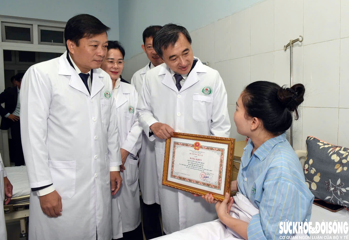 Thứ trưởng Bộ Y tế trao Bằng khen của Bộ trưởng Bộ Y tế cho điều dưỡng Nguyễn Thị Thu Hoài. Thứ trưởng Bộ Y tế trao Bằng khen của Bộ trưởng Bộ Y tế cho điều dưỡng Nguyễn Thị Thu Hoài.