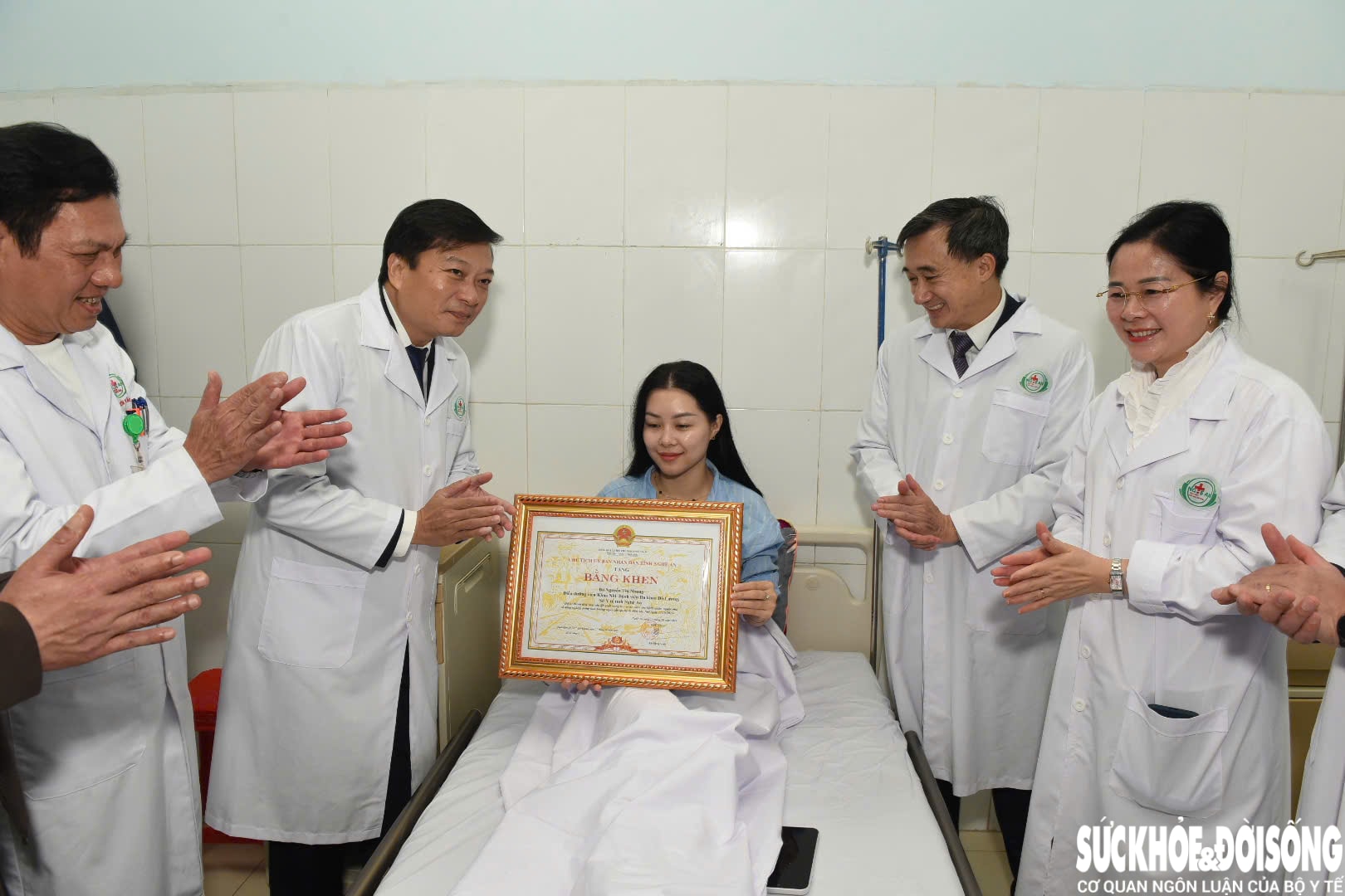 Đồng chí Lê Hồng Vinh - Phó Bí thư Tỉnh uỷ, Chủ tịch Ủy ban nhân dân tỉnh trao Bằng khen cho điều dưỡng Nguyễn Thị Nhung. Đồng chí Lê Hồng Vinh - Phó Bí thư Tỉnh uỷ, Chủ tịch Ủy ban nhân dân tỉnh trao Bằng khen cho điều dưỡng Nguyễn Thị Nhung.