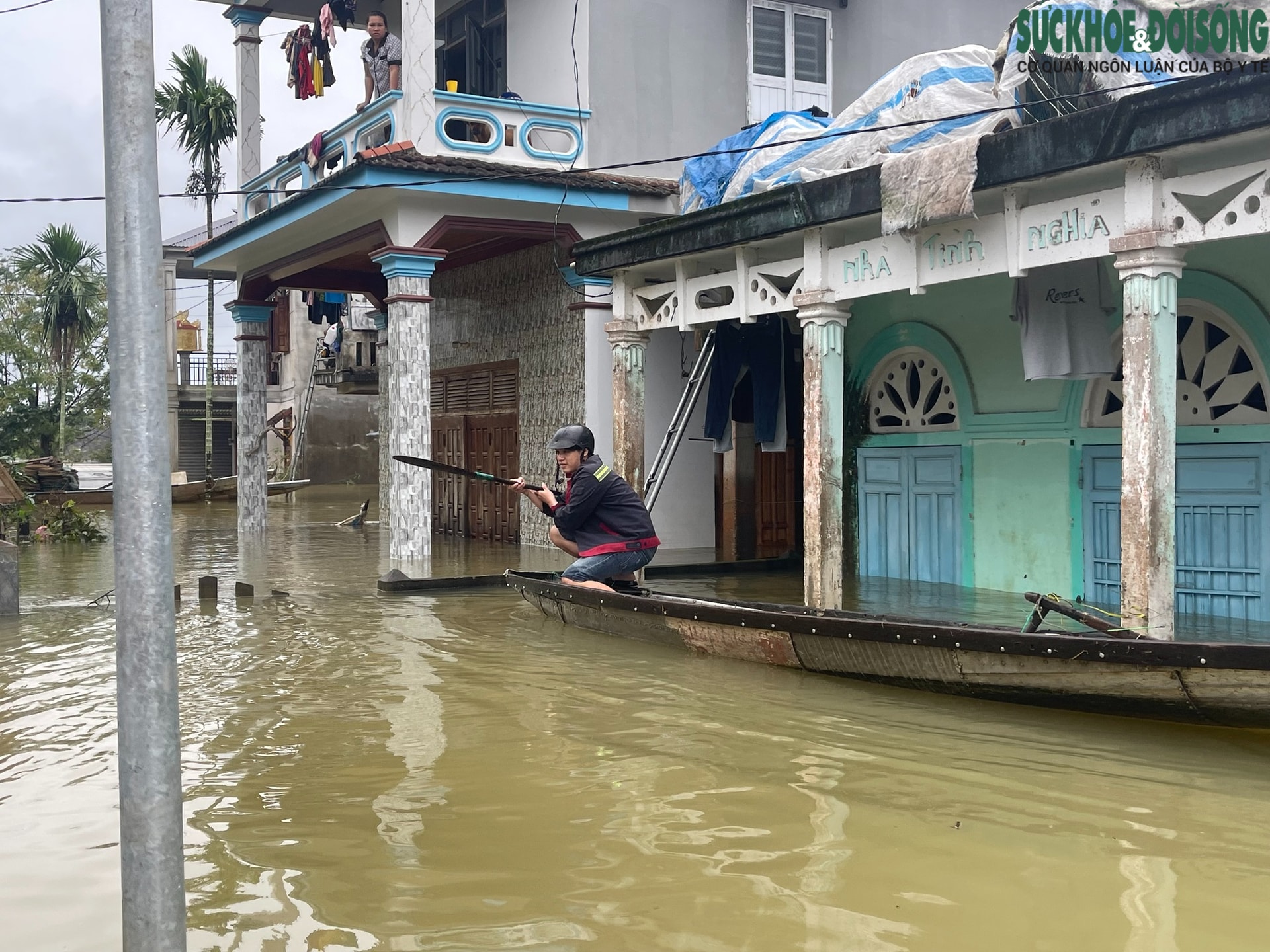 Người dân lên gác mái chật hẹp sinh hoạt chờ lũ rút- Ảnh 3. Người dân lên gác mái chật hẹp sinh hoạt chờ lũ rút- Ảnh 3.