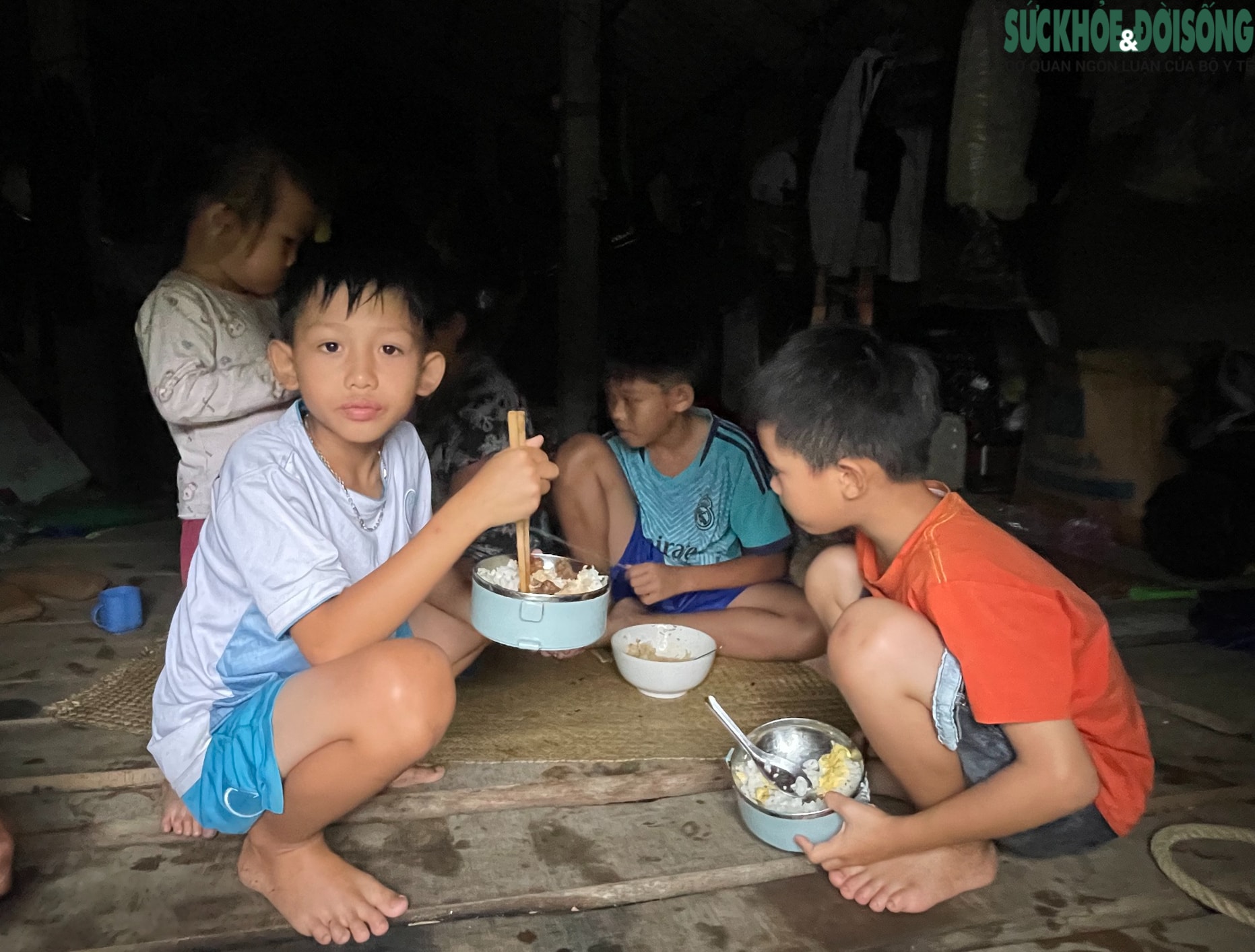 Người dân lên gác mái chật hẹp sinh hoạt chờ lũ rút- Ảnh 8. Người dân lên gác mái chật hẹp sinh hoạt chờ lũ rút- Ảnh 8.