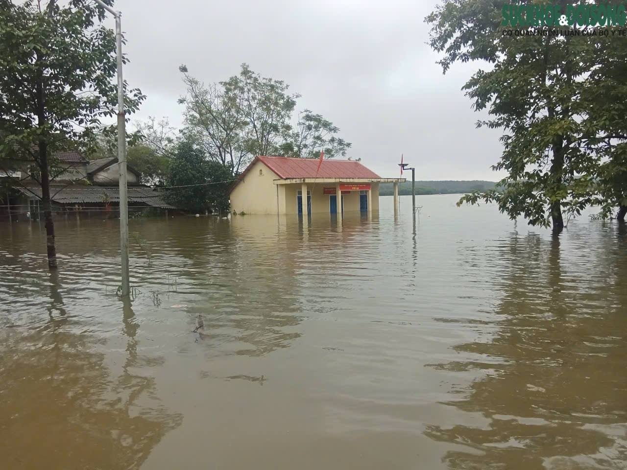 Người dân lên gác mái chật hẹp sinh hoạt chờ lũ rút- Ảnh 14. Người dân lên gác mái chật hẹp sinh hoạt chờ lũ rút- Ảnh 14.