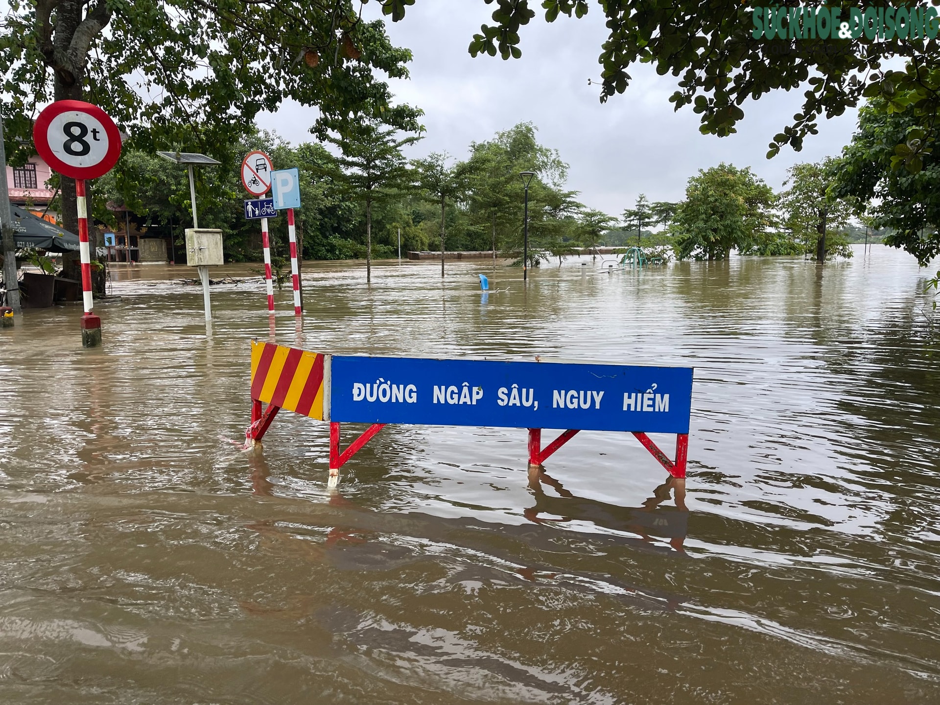 Người dân lên gác mái chật hẹp sinh hoạt chờ lũ rút- Ảnh 15. Người dân lên gác mái chật hẹp sinh hoạt chờ lũ rút- Ảnh 15.