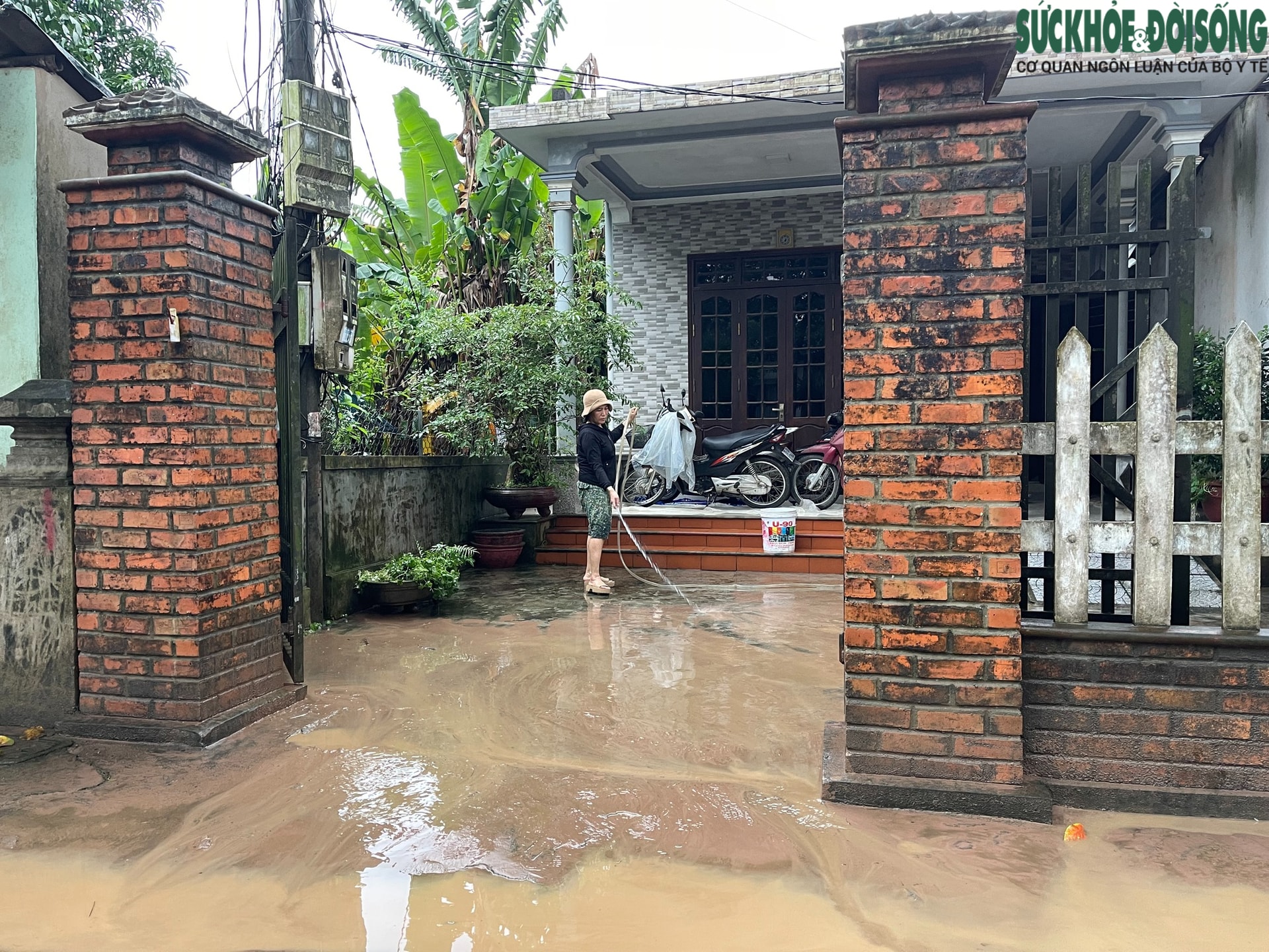 Người dân lên gác mái chật hẹp sinh hoạt chờ lũ rút- Ảnh 23. Người dân lên gác mái chật hẹp sinh hoạt chờ lũ rút- Ảnh 23.