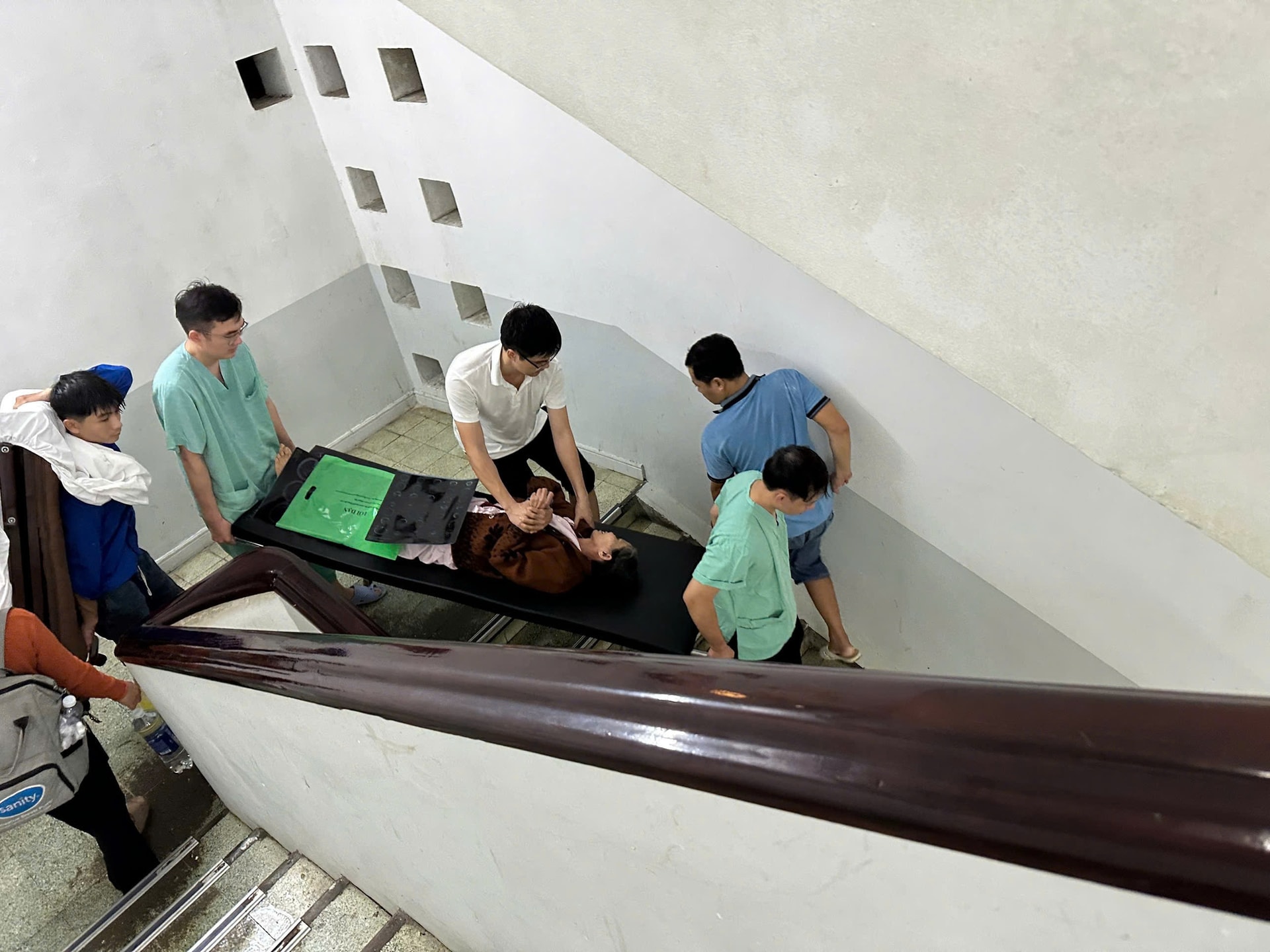 Bệnh viện Trung ương Huế vững vàng giữa tâm lũ- Ảnh 2.