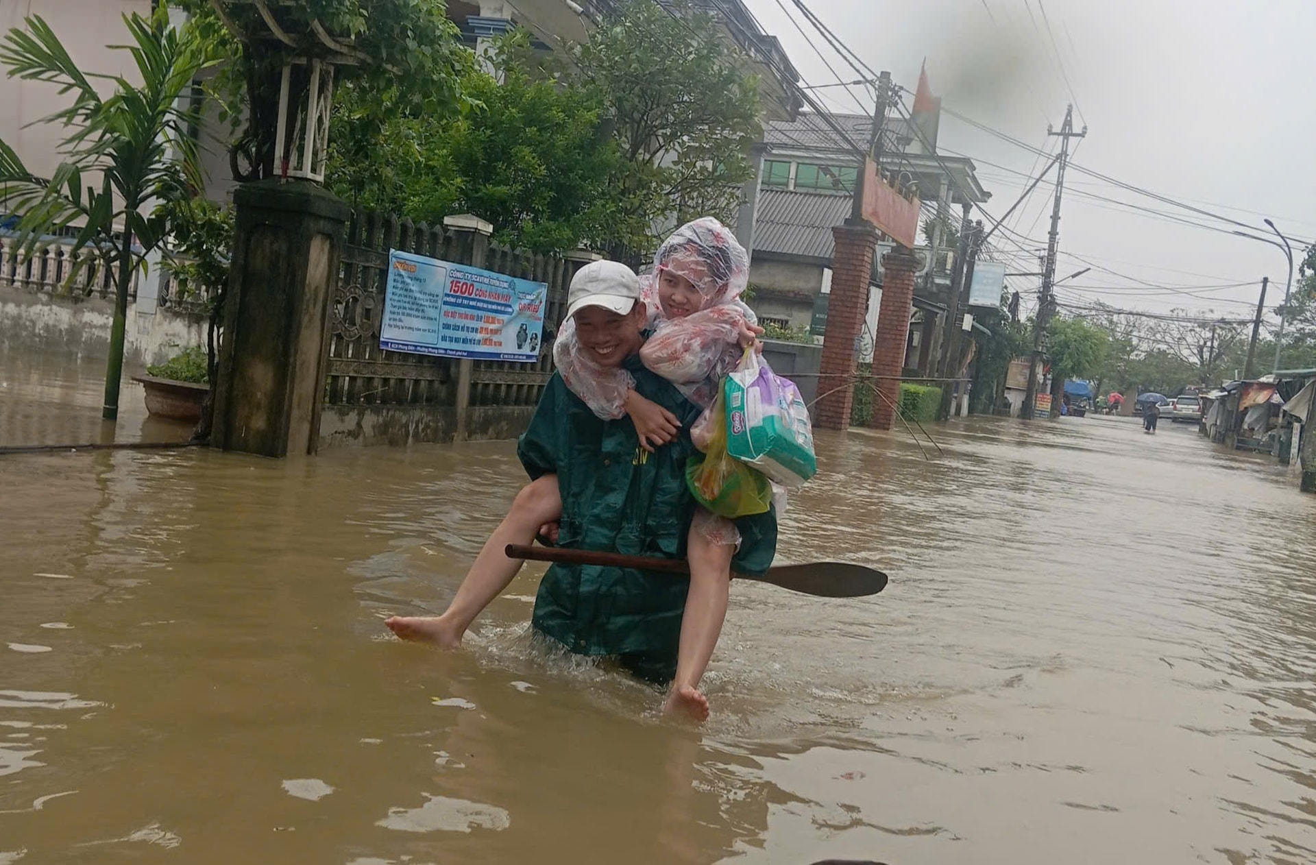 Hơn 600 hộ dân bị ngập, 1 người mất tích trong mưa lũ ở Quảng Trị- Ảnh 4. Hơn 600 hộ dân bị ngập, 1 người mất tích trong mưa lũ ở Quảng Trị- Ảnh 4.