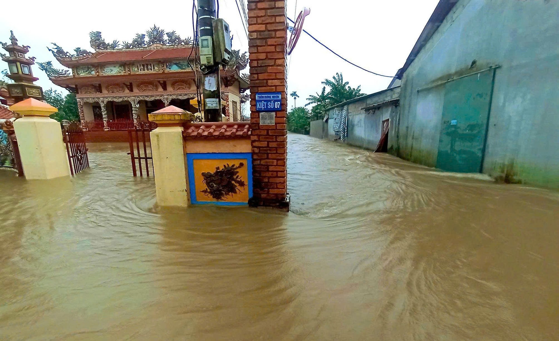 Hơn 600 hộ dân bị ngập, 1 người mất tích trong mưa lũ ở Quảng Trị- Ảnh 5. Hơn 600 hộ dân bị ngập, 1 người mất tích trong mưa lũ ở Quảng Trị- Ảnh 5.