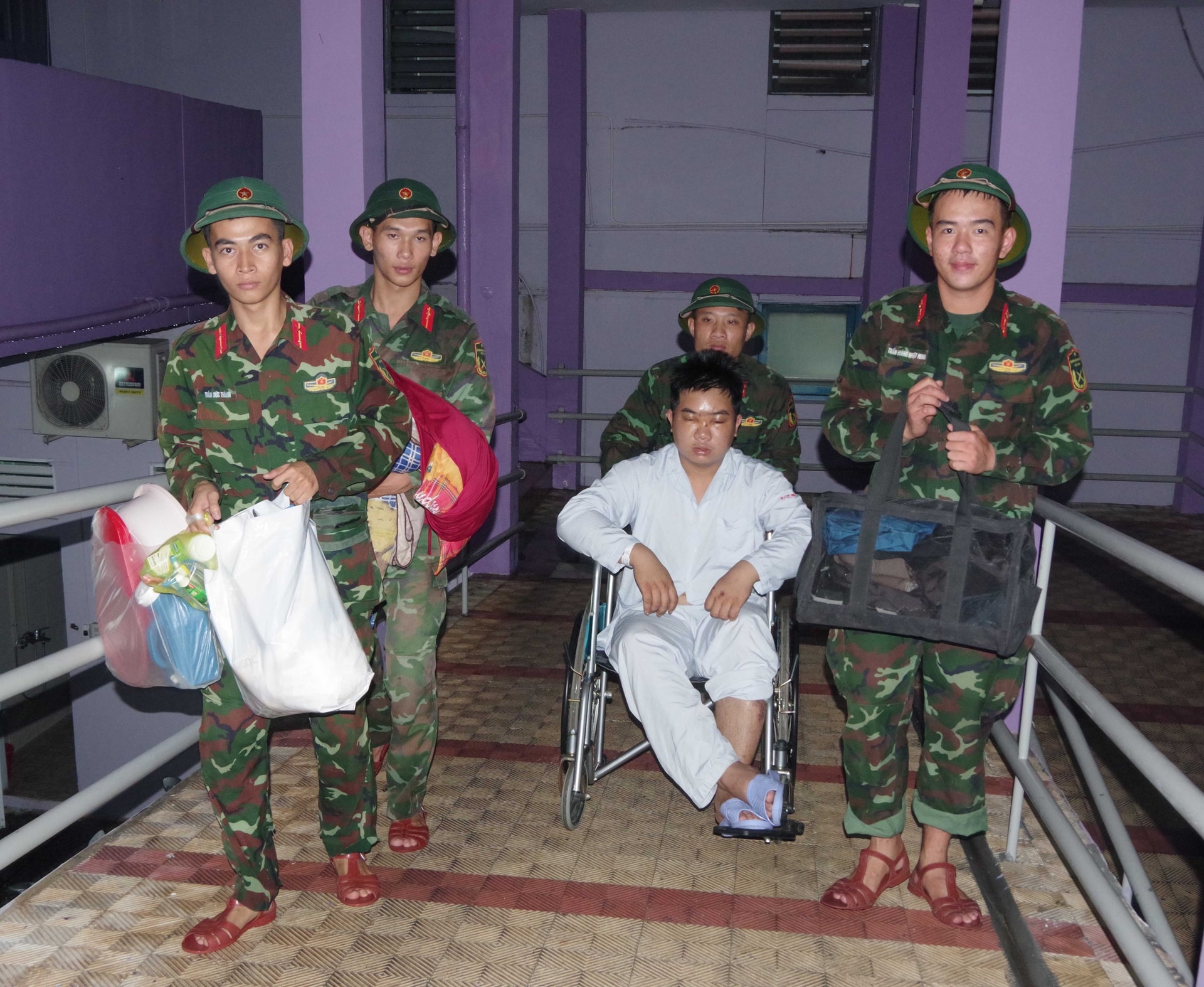 Bệnh viện Trung ương Huế vững vàng giữa tâm lũ- Ảnh 1.