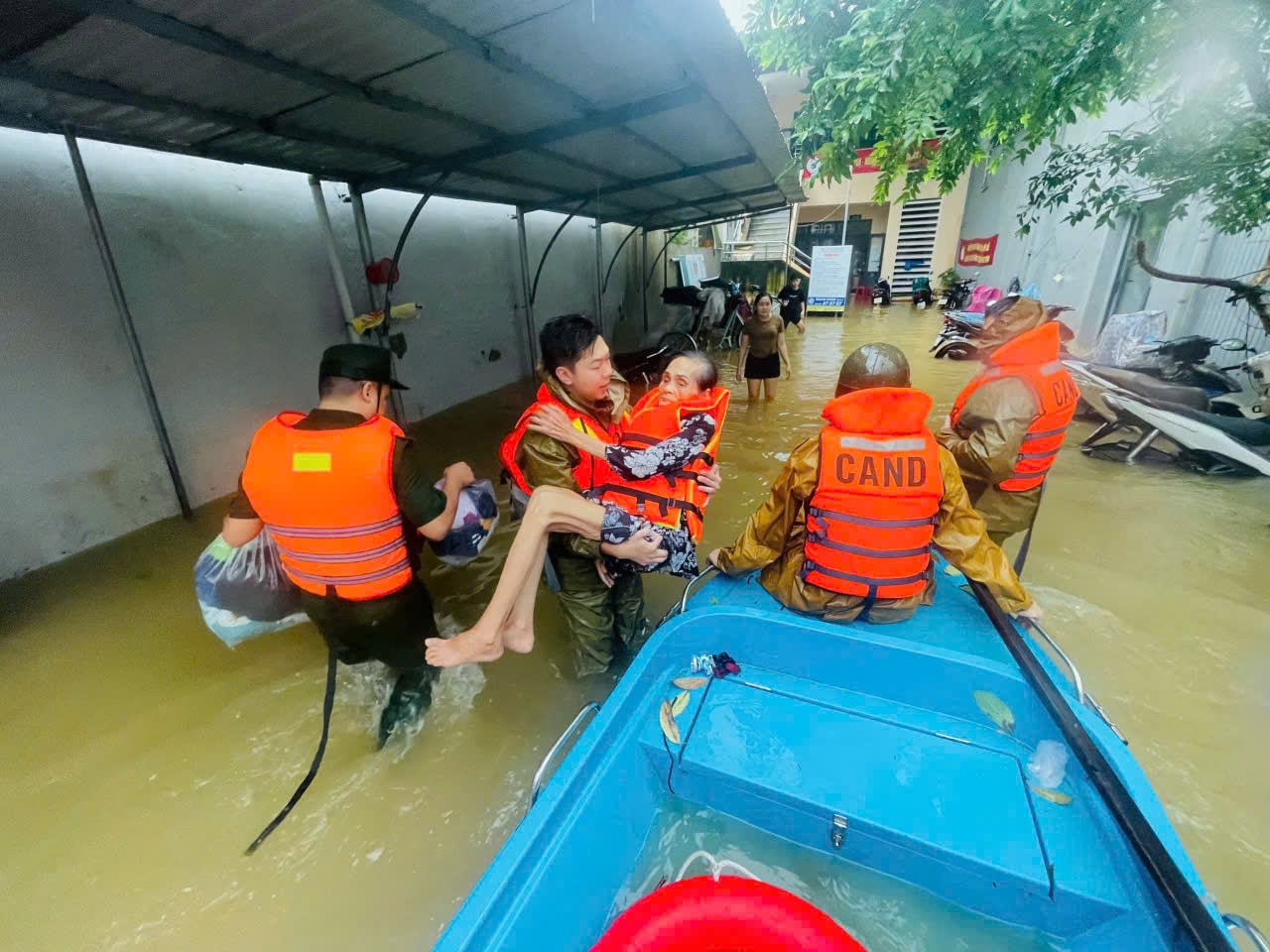 Huế: Một bé gái mất tích, công an dầm mình trong nước lũ ứng cứu người dân- Ảnh 2. Huế: Một bé gái mất tích, công an dầm mình trong nước lũ ứng cứu người dân- Ảnh 2.