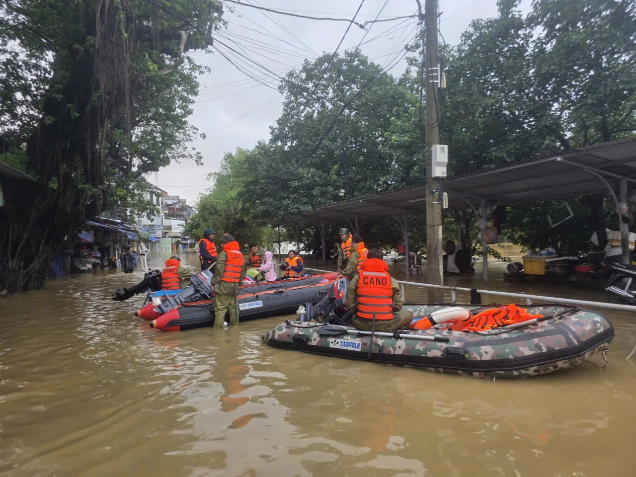 Huế: Một bé gái mất tích, công an dầm mình trong nước lũ ứng cứu người dân- Ảnh 1. Huế: Một bé gái mất tích, công an dầm mình trong nước lũ ứng cứu người dân- Ảnh 1.
