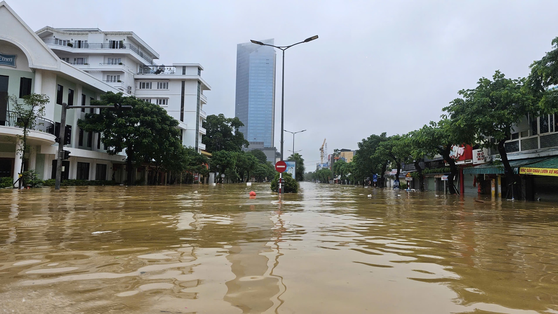 Ngập lụt ở Huế còn phức tạp và kéo dài, hơn 200.000 hộ dân đang mất điện- Ảnh 2. Ngập lụt ở Huế còn phức tạp và kéo dài, hơn 200.000 hộ dân đang mất điện- Ảnh 2.