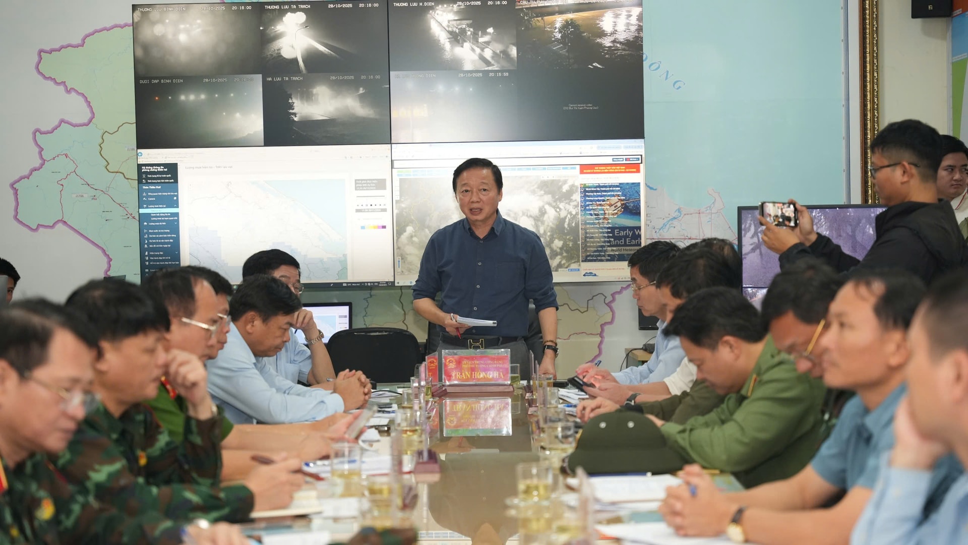 Phó Thủ tướng Trần Hồng Hà thăm người dân vùng lũ TP Huế- Ảnh 2.