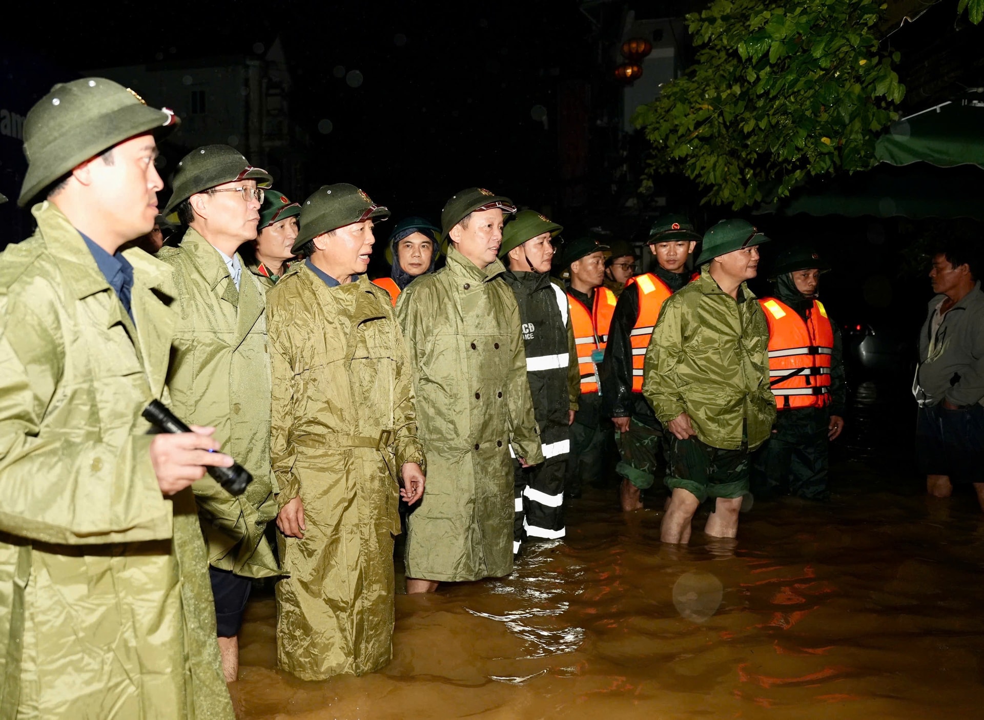 Phó Thủ tướng Trần Hồng Hà thăm người dân vùng lũ TP Huế- Ảnh 1.