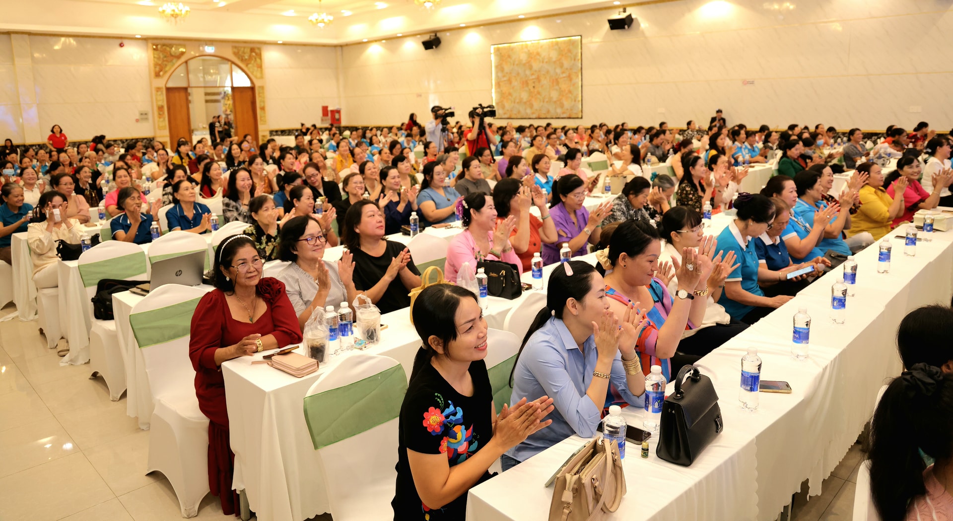 Chủ động chăm sóc sức khỏe là quyền và trách nhiệm của phụ nữ trong thời đại mới- Ảnh 2.