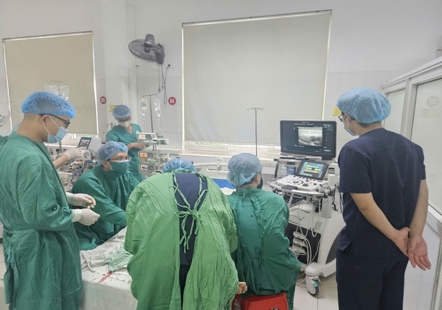 Bệnh viện Hữu nghị Đa khoa Nghệ An cứu sống bệnh nhân nguy kịch nhờ kỹ thuật Hybrid ECMO- Ảnh 1.