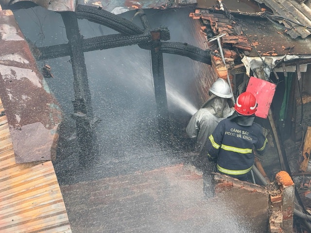 Hà Nội: Một người tử vong trong vụ cháy nhà tại Tây Mỗ- Ảnh 3. Hà Nội: Một người tử vong trong vụ cháy nhà tại Tây Mỗ- Ảnh 3.