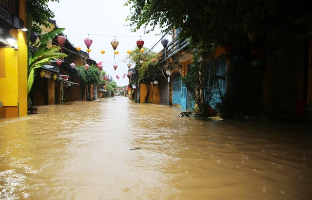 Hội An ngập sâu, phố cổ 'hóa' sông, người dân bì bõm chạy lũ- Ảnh 1. Hội An ngập sâu, phố cổ 'hóa' sông, người dân bì bõm chạy lũ- Ảnh 1.