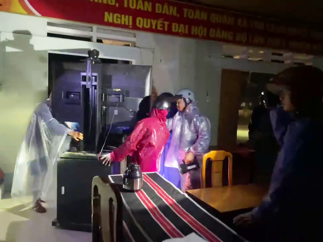 Mưa lớn gây sạt lở, hàng trăm hộ dân ở Đà Nẵng bị cô lập- Ảnh 1.