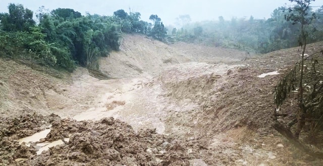 Nổ lớn trong đêm, 5 thôn bị chia cắt do sạt lở núi- Ảnh 1.