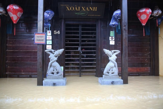Hội An ngập sâu, phố cổ 'hóa' sông, người dân bì bõm chạy lũ- Ảnh 10. Hội An ngập sâu, phố cổ 'hóa' sông, người dân bì bõm chạy lũ- Ảnh 10.