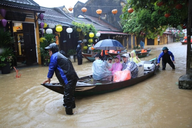 Hội An ngập sâu, phố cổ 'hóa' sông, người dân bì bõm chạy lũ- Ảnh 11. Hội An ngập sâu, phố cổ 'hóa' sông, người dân bì bõm chạy lũ- Ảnh 11.